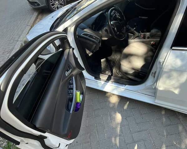 Белый Форд Фокус, объемом двигателя 1.6 л и пробегом 134 тыс. км за 7500 $, фото 6 на Automoto.ua