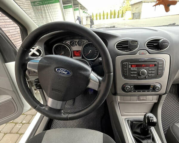 Белый Форд Фокус, объемом двигателя 1.56 л и пробегом 409 тыс. км за 5100 $, фото 6 на Automoto.ua