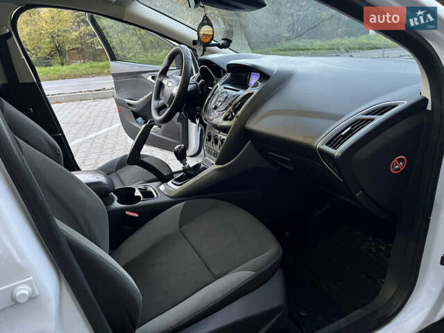 Белый Форд Фокус, объемом двигателя 1.56 л и пробегом 257 тыс. км за 5100 $, фото 44 на Automoto.ua