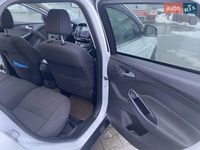 Белый Форд Фокус, объемом двигателя 1.56 л и пробегом 244 тыс. км за 7500 $, фото 3 на Automoto.ua