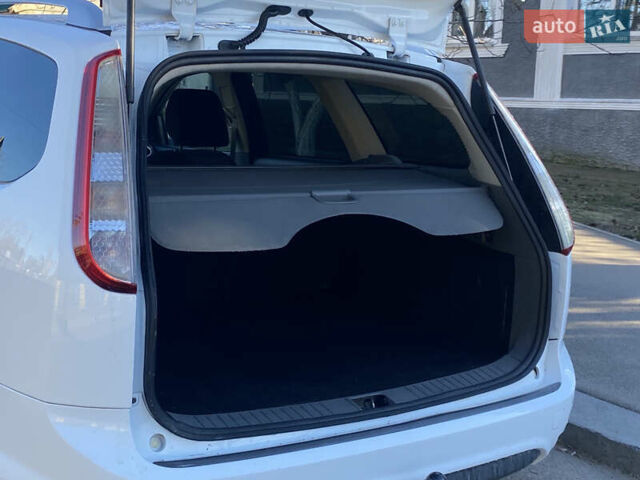 Белый Форд Фокус, объемом двигателя 1.6 л и пробегом 171 тыс. км за 6300 $, фото 6 на Automoto.ua