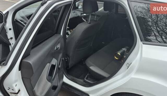 Білий Форд Фокус, об'ємом двигуна 1.6 л та пробігом 310 тис. км за 6500 $, фото 5 на Automoto.ua