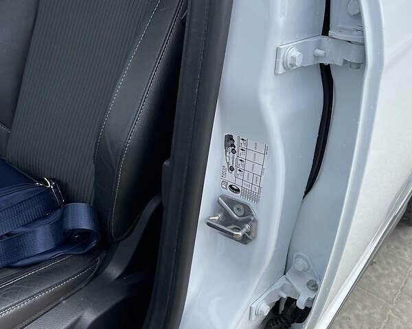 Белый Форд Фокус, объемом двигателя 2 л и пробегом 250 тыс. км за 9800 $, фото 27 на Automoto.ua