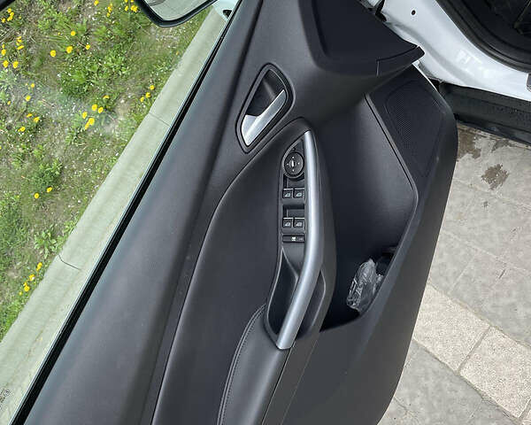 Белый Форд Фокус, объемом двигателя 2 л и пробегом 250 тыс. км за 9800 $, фото 28 на Automoto.ua