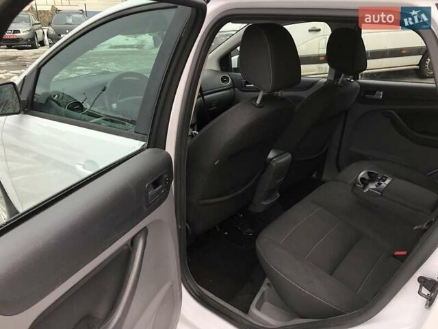 Белый Форд Фокус, объемом двигателя 1.6 л и пробегом 197 тыс. км за 6400 $, фото 17 на Automoto.ua