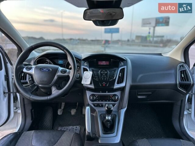 Белый Форд Фокус, объемом двигателя 1.56 л и пробегом 240 тыс. км за 7200 $, фото 9 на Automoto.ua