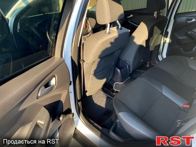 Белый Форд Фокус, объемом двигателя 1.6 л и пробегом 272 тыс. км за 6000 $, фото 9 на Automoto.ua