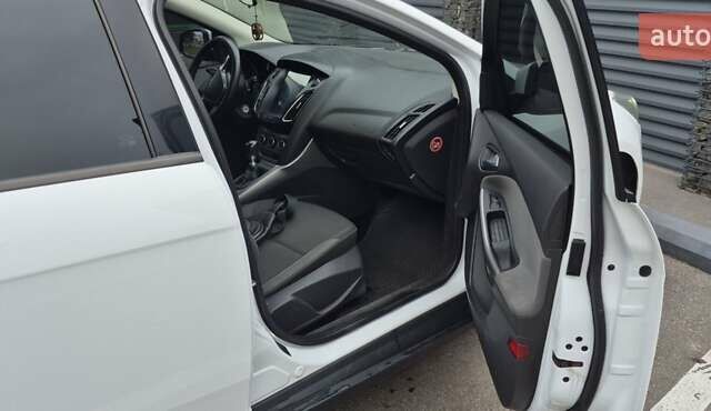 Білий Форд Фокус, об'ємом двигуна 1.6 л та пробігом 310 тис. км за 6500 $, фото 7 на Automoto.ua