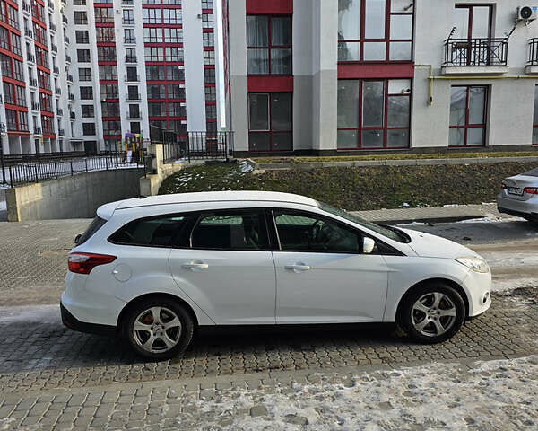 Белый Форд Фокус, объемом двигателя 1.56 л и пробегом 300 тыс. км за 5100 $, фото 1 на Automoto.ua