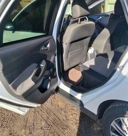 Белый Форд Фокус, объемом двигателя 1.6 л и пробегом 300 тыс. км за 7700 $, фото 11 на Automoto.ua