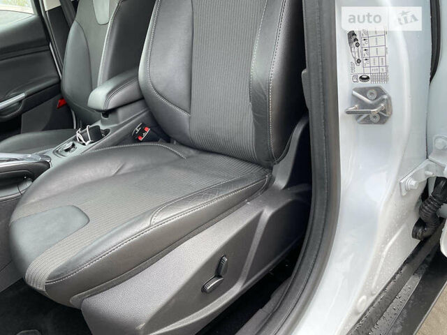 Білий Форд Фокус, об'ємом двигуна 2 л та пробігом 182 тис. км за 9800 $, фото 26 на Automoto.ua