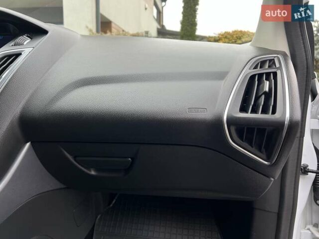 Білий Форд Фокус, об'ємом двигуна 1.6 л та пробігом 211 тис. км за 8750 $, фото 124 на Automoto.ua