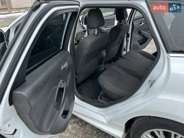 Белый Форд Фокус, объемом двигателя 1 л и пробегом 240 тыс. км за 6494 $, фото 12 на Automoto.ua