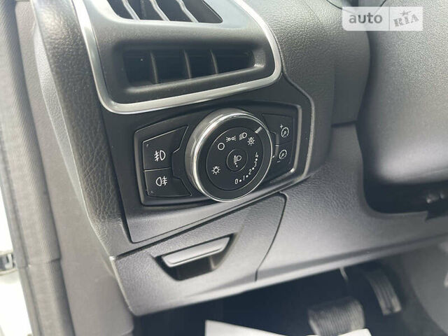 Білий Форд Фокус, об'ємом двигуна 2 л та пробігом 182 тис. км за 9800 $, фото 6 на Automoto.ua