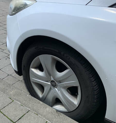 Белый Форд Фокус, объемом двигателя 2 л и пробегом 227 тыс. км за 7500 $, фото 12 на Automoto.ua