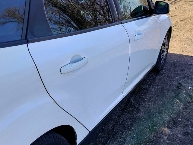 Білий Форд Фокус, об'ємом двигуна 1.6 л та пробігом 300 тис. км за 7600 $, фото 4 на Automoto.ua