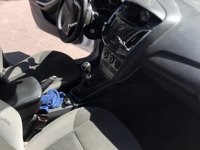 Белый Форд Фокус, объемом двигателя 1.6 л и пробегом 380 тыс. км за 5800 $, фото 7 на Automoto.ua