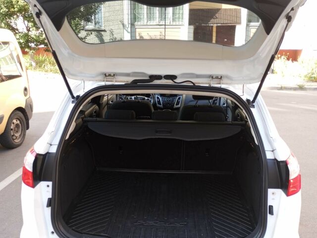 Белый Форд Фокус, объемом двигателя 1.6 л и пробегом 283 тыс. км за 8000 $, фото 2 на Automoto.ua