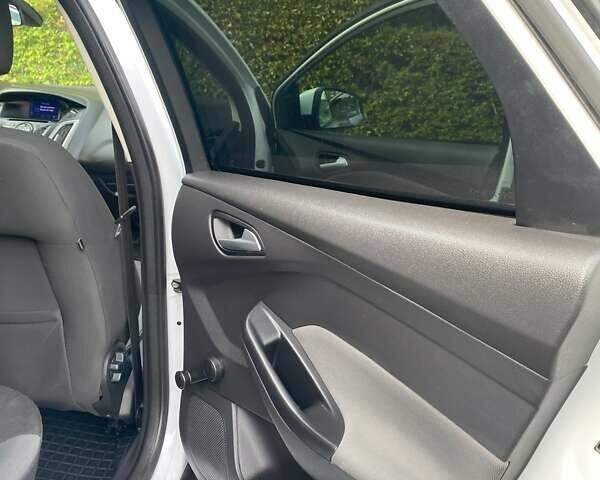 Белый Форд Фокус, объемом двигателя 1.56 л и пробегом 240 тыс. км за 6200 $, фото 10 на Automoto.ua