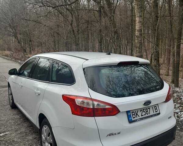 Белый Форд Фокус, объемом двигателя 1.6 л и пробегом 293 тыс. км за 8100 $, фото 3 на Automoto.ua