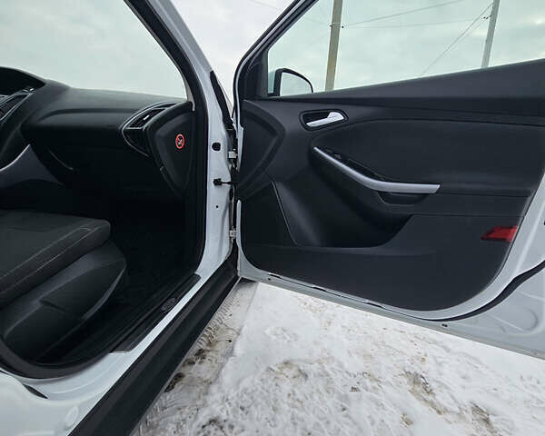 Белый Форд Фокус, объемом двигателя 1.6 л и пробегом 261 тыс. км за 7250 $, фото 30 на Automoto.ua