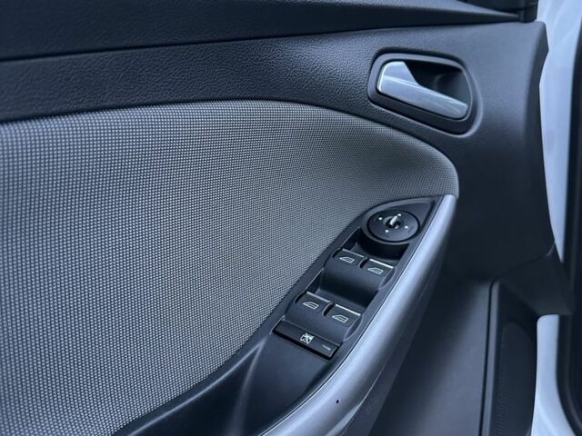 Белый Форд Фокус, объемом двигателя 2 л и пробегом 175 тыс. км за 7499 $, фото 5 на Automoto.ua