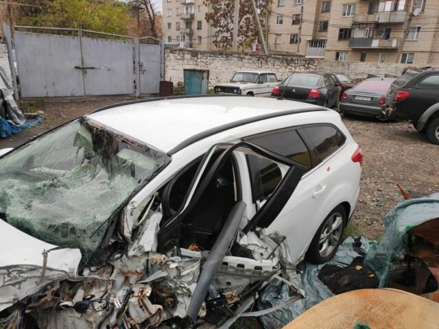 Белый Форд Фокус, объемом двигателя 1.6 л и пробегом 240 тыс. км за 2100 $, фото 3 на Automoto.ua