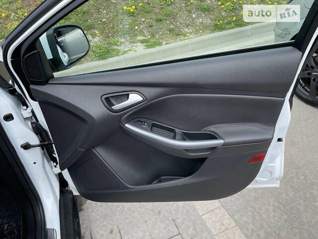 Білий Форд Фокус, об'ємом двигуна 2 л та пробігом 182 тис. км за 9800 $, фото 29 на Automoto.ua