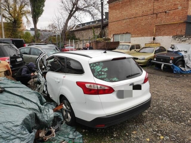 Белый Форд Фокус, объемом двигателя 1.6 л и пробегом 240 тыс. км за 2100 $, фото 2 на Automoto.ua