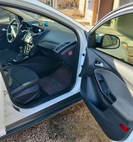 Белый Форд Фокус, объемом двигателя 1.6 л и пробегом 300 тыс. км за 7700 $, фото 5 на Automoto.ua