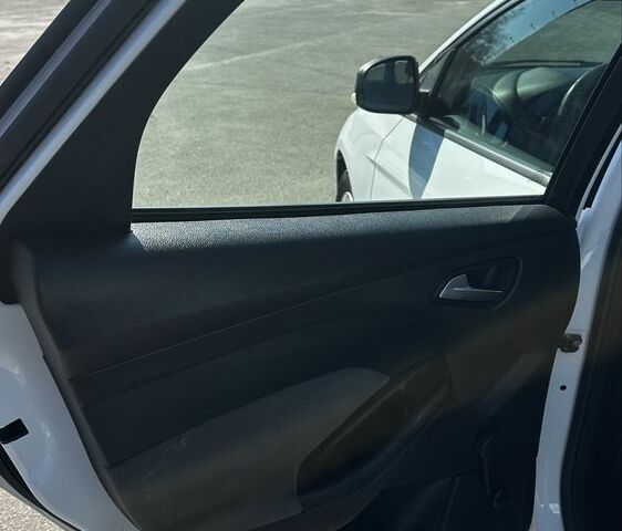 Белый Форд Фокус, объемом двигателя 1.6 л и пробегом 230 тыс. км за 6900 $, фото 19 на Automoto.ua