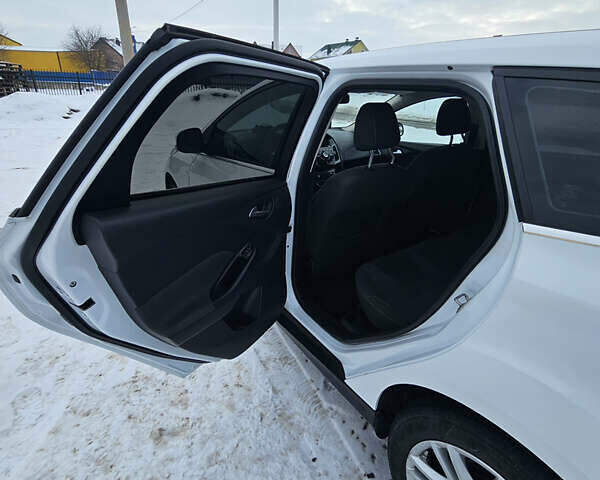 Белый Форд Фокус, объемом двигателя 1.6 л и пробегом 261 тыс. км за 7250 $, фото 11 на Automoto.ua