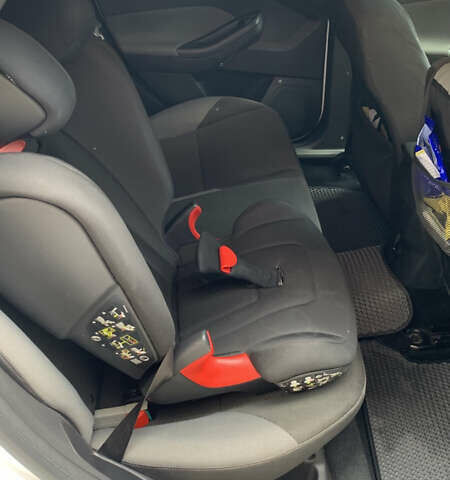 Белый Форд Фокус, объемом двигателя 2 л и пробегом 227 тыс. км за 7500 $, фото 4 на Automoto.ua