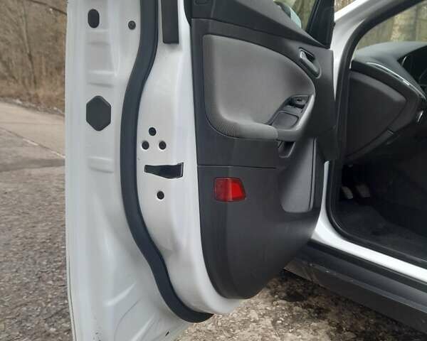 Белый Форд Фокус, объемом двигателя 1.6 л и пробегом 293 тыс. км за 8100 $, фото 9 на Automoto.ua