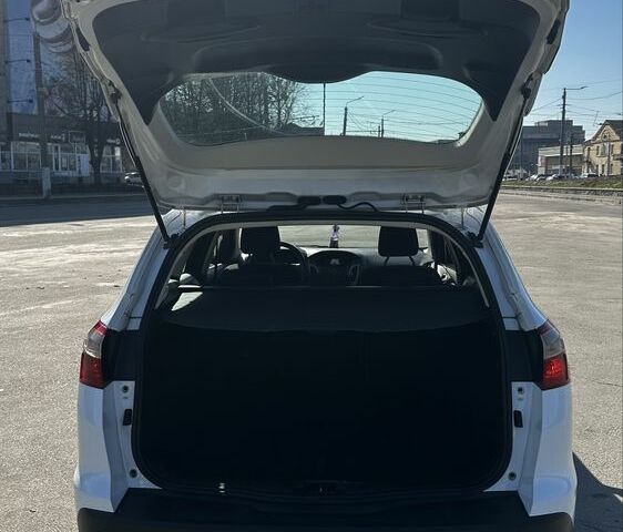 Белый Форд Фокус, объемом двигателя 1.6 л и пробегом 230 тыс. км за 6900 $, фото 12 на Automoto.ua