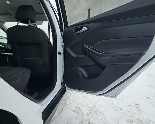 Белый Форд Фокус, объемом двигателя 1.6 л и пробегом 261 тыс. км за 7250 $, фото 26 на Automoto.ua