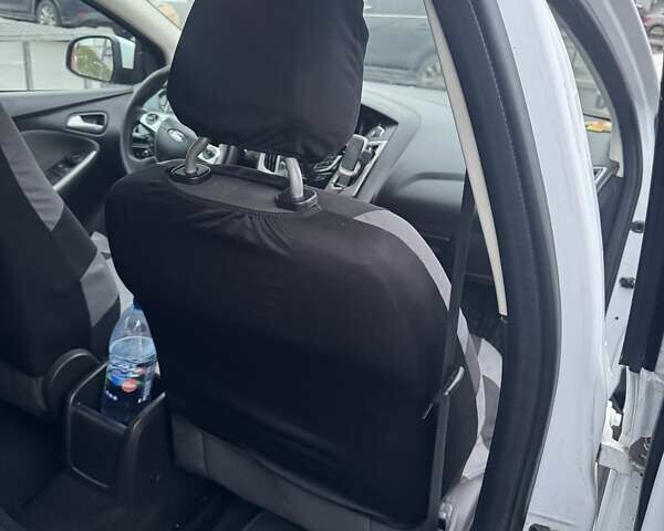 Белый Форд Фокус, объемом двигателя 1.56 л и пробегом 310 тыс. км за 7000 $, фото 7 на Automoto.ua