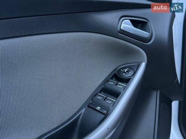 Белый Форд Фокус, объемом двигателя 2 л и пробегом 175 тыс. км за 7399 $, фото 6 на Automoto.ua