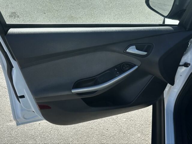 Белый Форд Фокус, объемом двигателя 1.6 л и пробегом 230 тыс. км за 6900 $, фото 23 на Automoto.ua