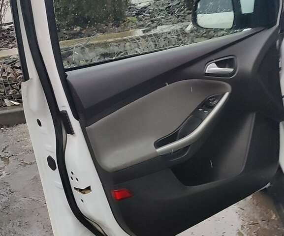 Белый Форд Фокус, объемом двигателя 1.6 л и пробегом 318 тыс. км за 6000 $, фото 8 на Automoto.ua