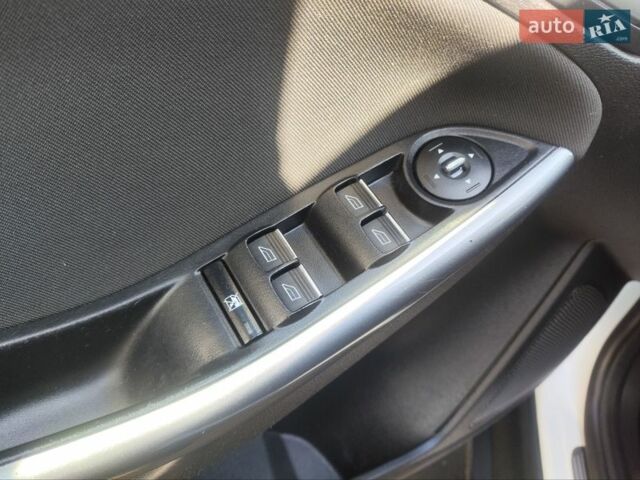 Білий Форд Фокус, об'ємом двигуна 1.6 л та пробігом 245 тис. км за 7999 $, фото 17 на Automoto.ua