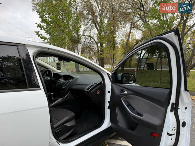 Белый Форд Фокус, объемом двигателя 1.6 л и пробегом 256 тыс. км за 7499 $, фото 34 на Automoto.ua