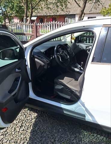 Белый Форд Фокус, объемом двигателя 1.56 л и пробегом 350 тыс. км за 7000 $, фото 7 на Automoto.ua