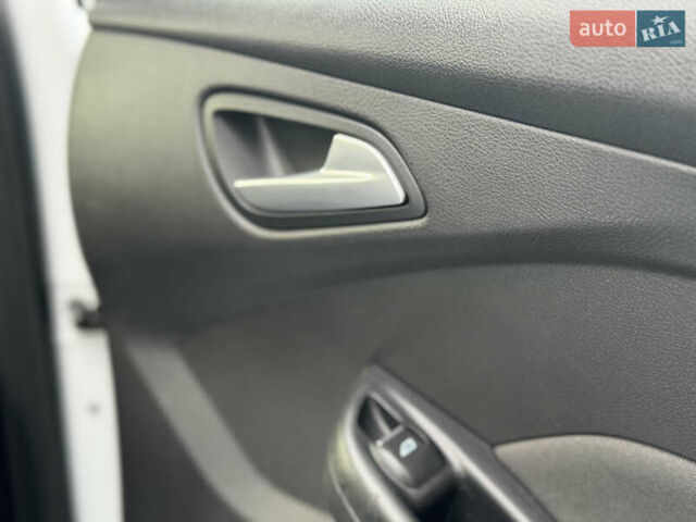 Білий Форд Фокус, об'ємом двигуна 1.6 л та пробігом 221 тис. км за 8699 $, фото 68 на Automoto.ua