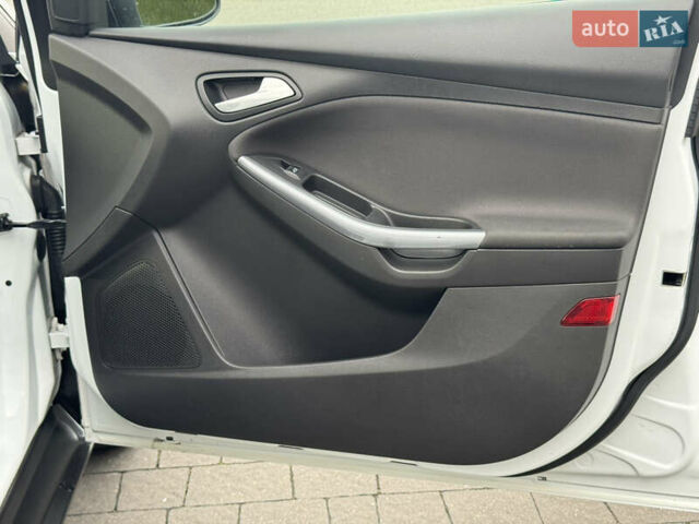 Білий Форд Фокус, об'ємом двигуна 1.6 л та пробігом 221 тис. км за 8699 $, фото 75 на Automoto.ua
