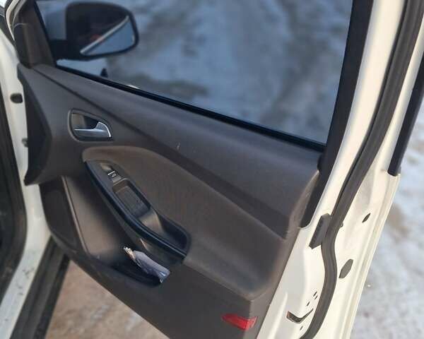 Форд Фокус 2013 в Сумах на Automoto.ua Белый Форд Фокус, объемом двигателя 1.6 л и пробегом 228 тыс. км за 7500 $, фото 6 на Automoto.ua