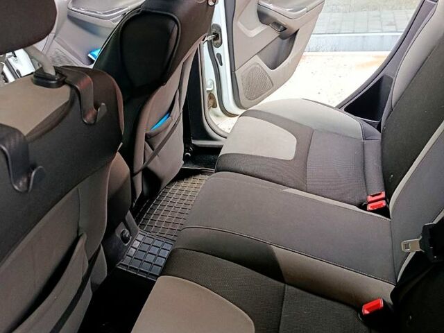 Белый Форд Фокус, объемом двигателя 1.6 л и пробегом 210 тыс. км за 6000 $, фото 6 на Automoto.ua