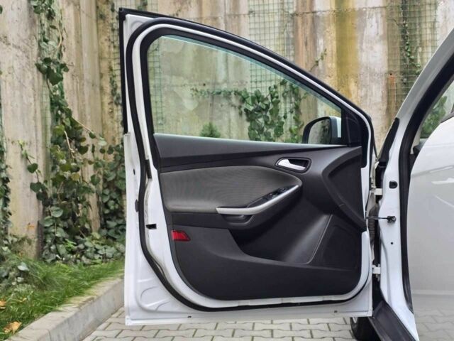 Белый Форд Фокус, объемом двигателя 1 л и пробегом 274 тыс. км за 6199 $, фото 7 на Automoto.ua