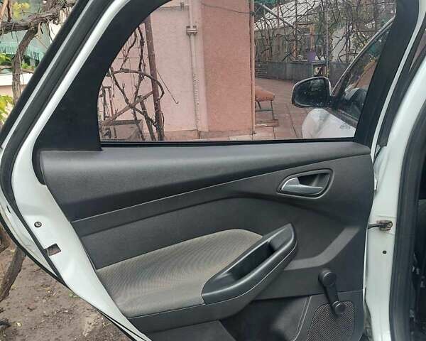 Белый Форд Фокус, объемом двигателя 1.56 л и пробегом 395 тыс. км за 7500 $, фото 15 на Automoto.ua