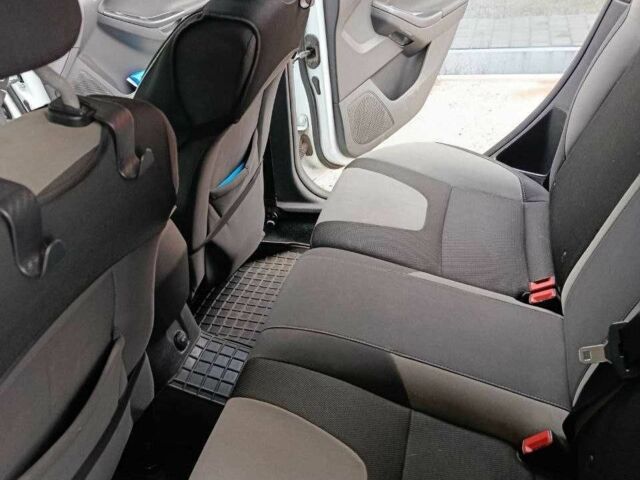 Белый Форд Фокус, объемом двигателя 1.6 л и пробегом 313 тыс. км за 7800 $, фото 6 на Automoto.ua